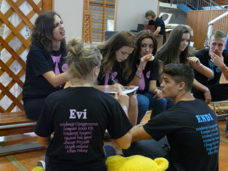 A drámásoknak megy az írás